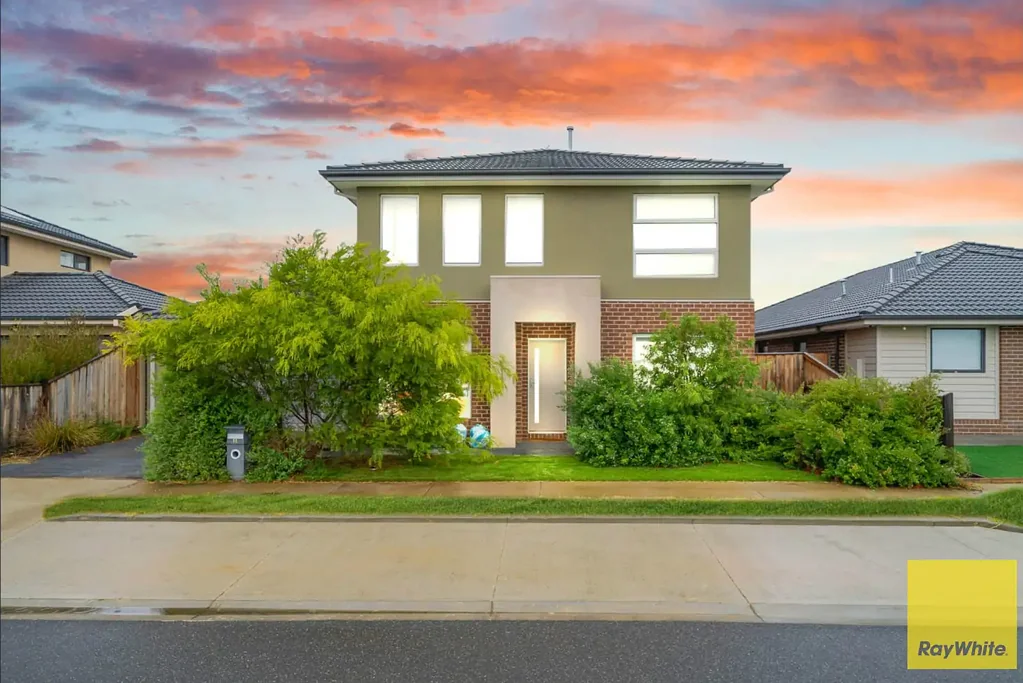 Exceptional Family Living in Point Cook Location!
