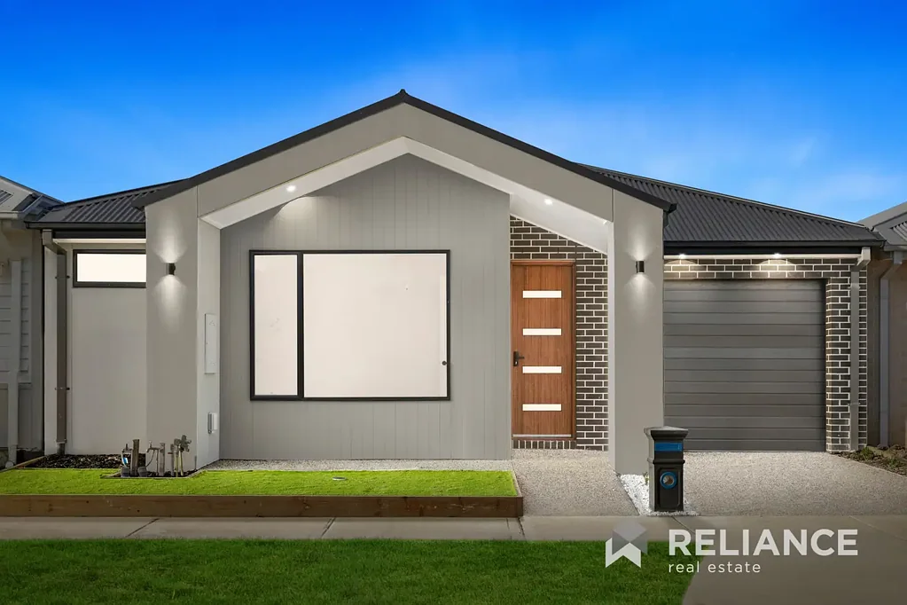 Mickleham 4房 4卧2卫精装宅 车库便利 主卧带私卫步入衣帽间 宽敞厨房采光足 私密后院易维护 靠近学校公园购物中心 Modern Family Living in the Heart of Mickleham