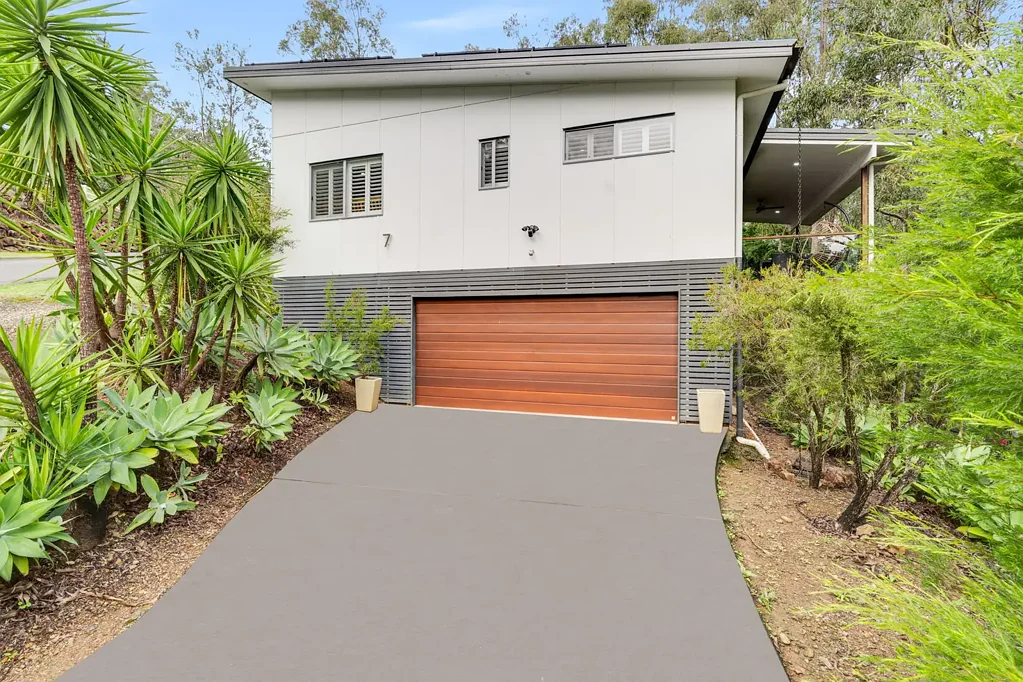 Tanah Merah 4 Bedroom Private Bushland Living With Space, Comfort And Calm