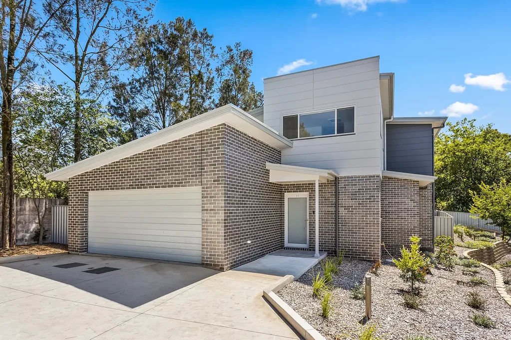 West Wollongong 4 Bedroom Massive Family Home - Brand New & Freestanding