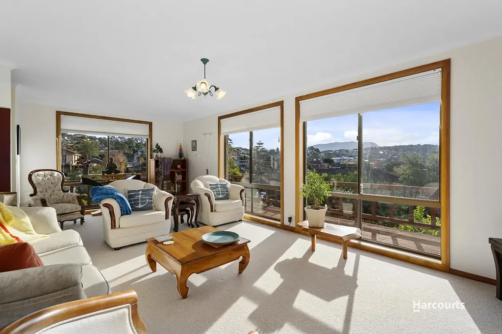 Blackmans Bay 3房  Elevated Coastal Living with Striking Water and Mountain Views