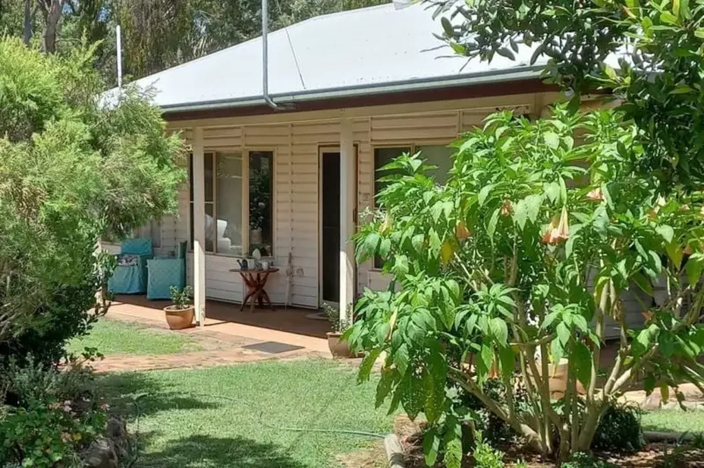 Crows Nest 3ห้องนอน Well-maintained Colonial-style home on a large block in a private setting.
