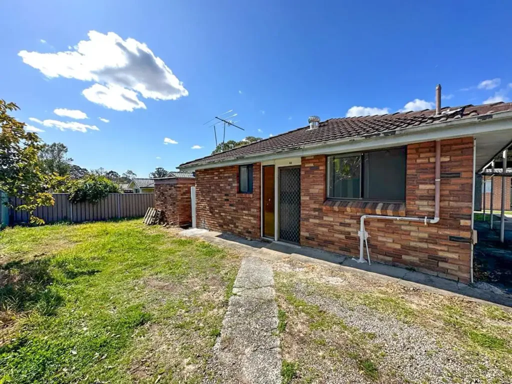 Neat & Tidy 3 Bedroom House! Close To Doonside Station!