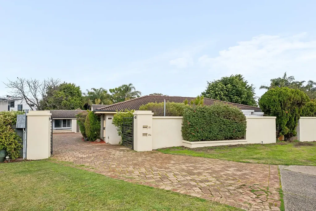 Ardross 3બેડરૂમ Zoned R40, Two Separate Homes | Two Titles | To Be Sold Individually