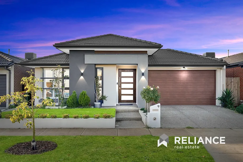 Tarneit 4 Bedroom 448sqm land 29 sq built, Grand luxurious Carlisle Home in Tarneit, Doorstep to upcoming emerald park sports fields