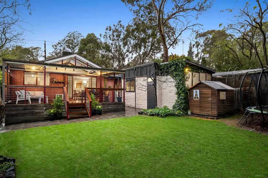 Eltham 5房 宽敞庭院 私密围栏 697sqm地块 现代厨房 四卧两厅 便捷学区 步行商圈 轻松聚会 酒店式卫浴 多功能工作室 硬木地板 中央供暖 街外停车 Style, privacy and convenience.