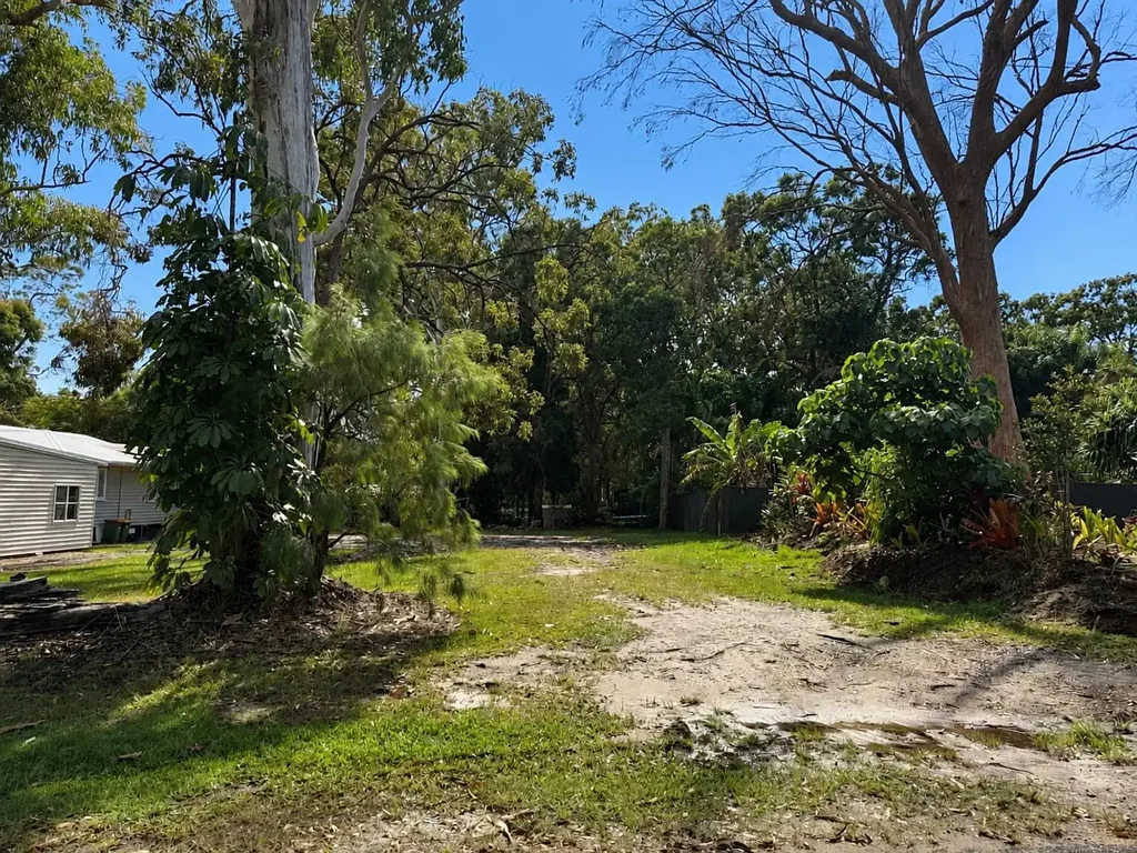 Macleay Island 海滨瑰宝 1174平米地块 地势平坦 清理即可建 水景视野 水电NBN就位 社区完善 Sought-After Location Just Moments from the Beach