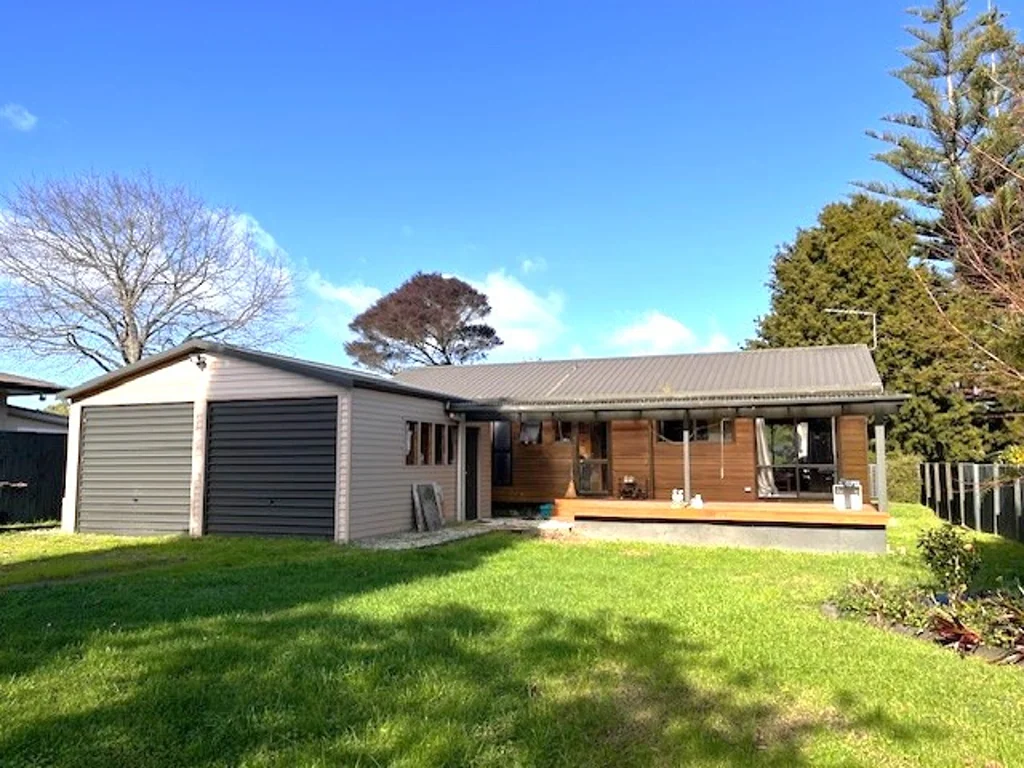 Spacious Family Living with Sleepout - Quiet Location