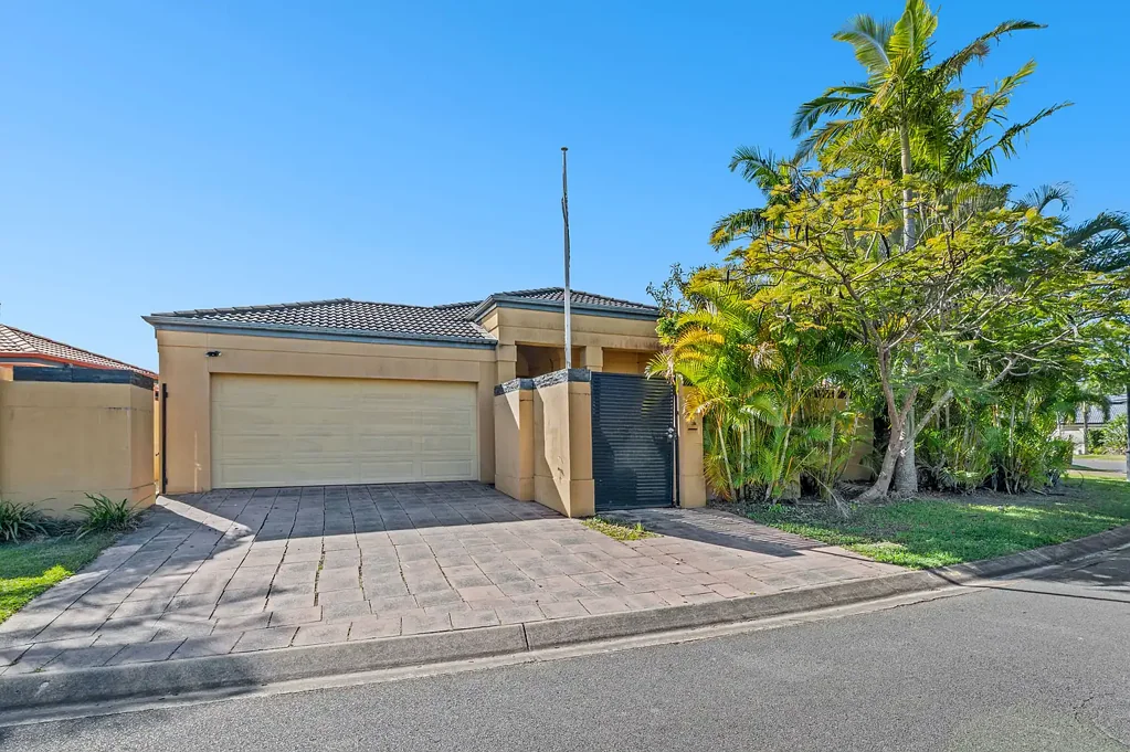 Clear Island Waters 4房  Renovator's Opportunity - The Most Affordable Entry into The Moorings