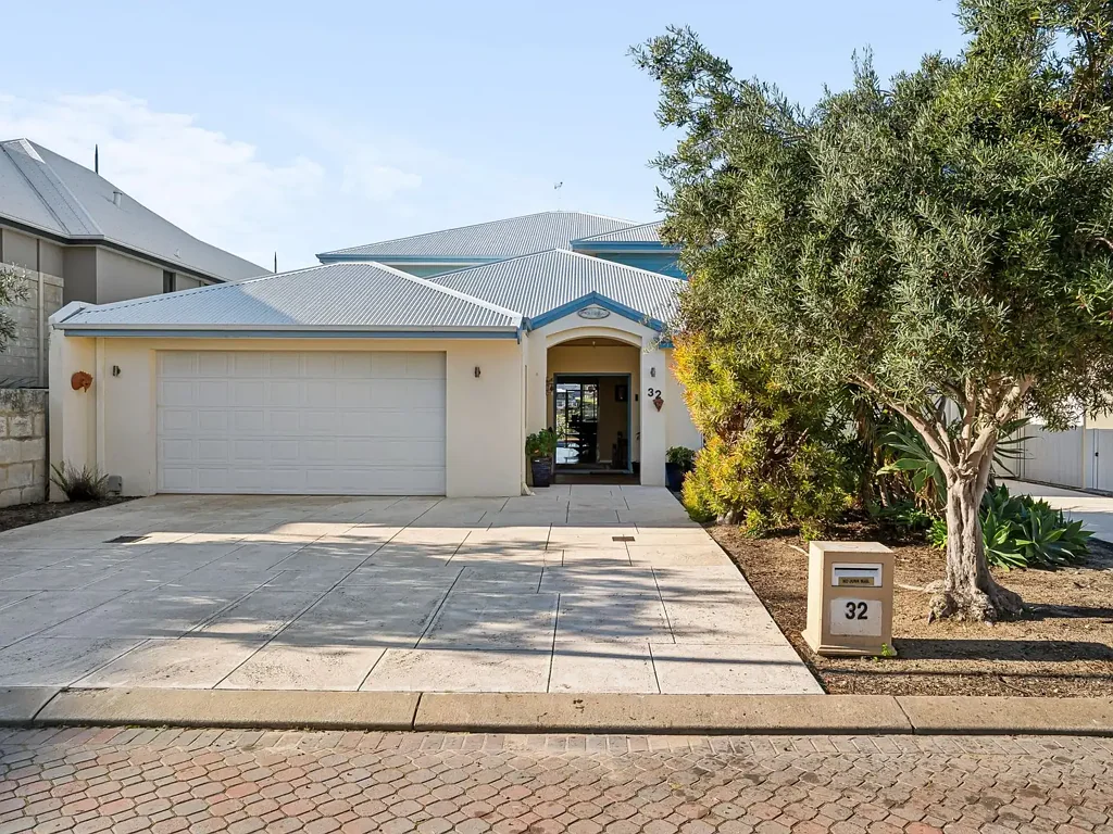 Dawesville 3ห้องนอน Elevated North-Facing Family Home with Estuary & Channel Views