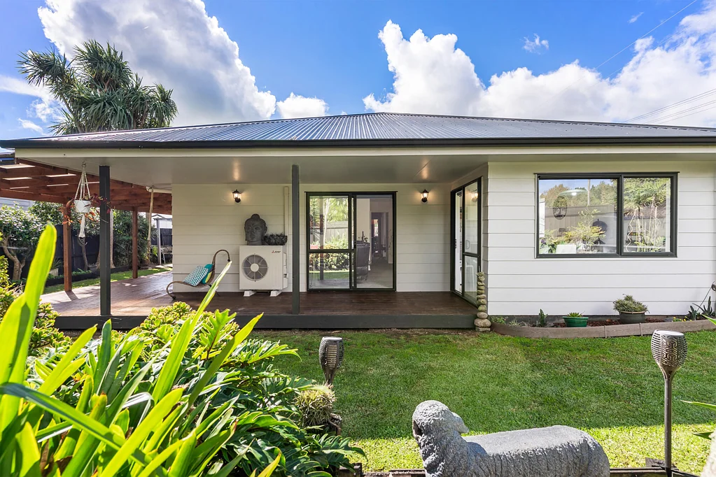 Kingseat 3Habitaciones Discover What $899k Buys in Beautiful Kingseat!