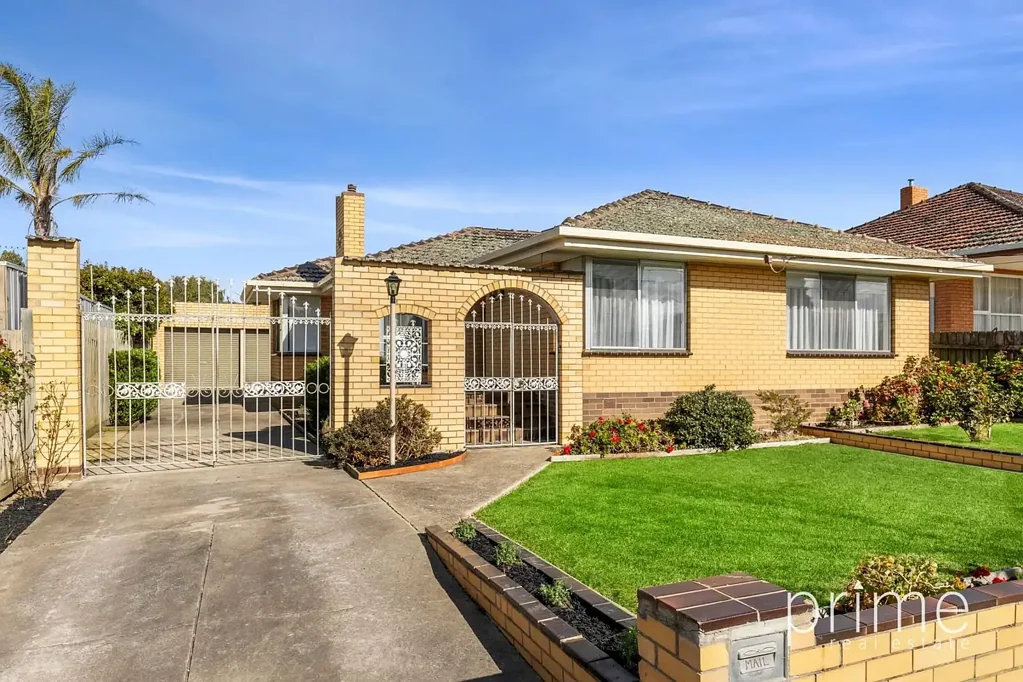 Inviting Home, Superbly Located!