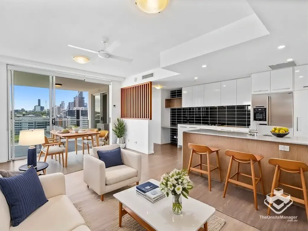 AROBR MILTON - FULLY FURNISHED 2 BEDROOM 2 BATHROOM APARTMENT PLUS A CAR PARK - JUST 2KM FROM THE CBD