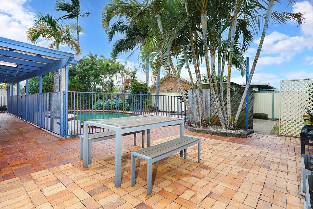 Coombabah 3Kwarto PRICE SLASHED. IDEAL LOCATION ENDLESS POTENTIAL