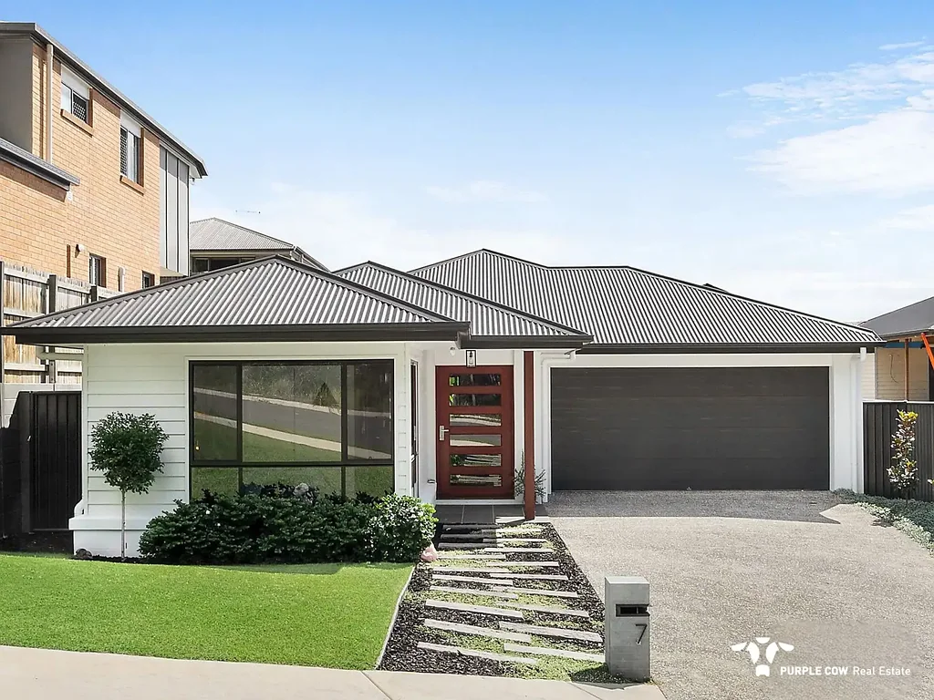 Modern Family Home in Quiet Cul-de-Sac Opposite Nature Reserve.