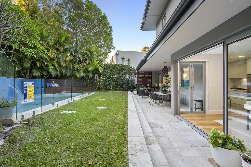 LUXURIOUS FAMILY ENTERTAINER WITH POOL