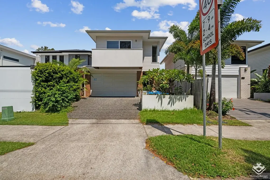 4 BEDROOM LUXURY HOME - OVERLOOKING THE LAKE AND GOLF COURSE!