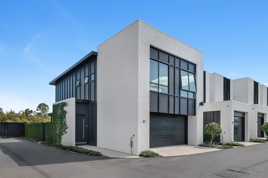 Helensvale 3房  A Standout Townhouse Offering Space, Style & Privacy