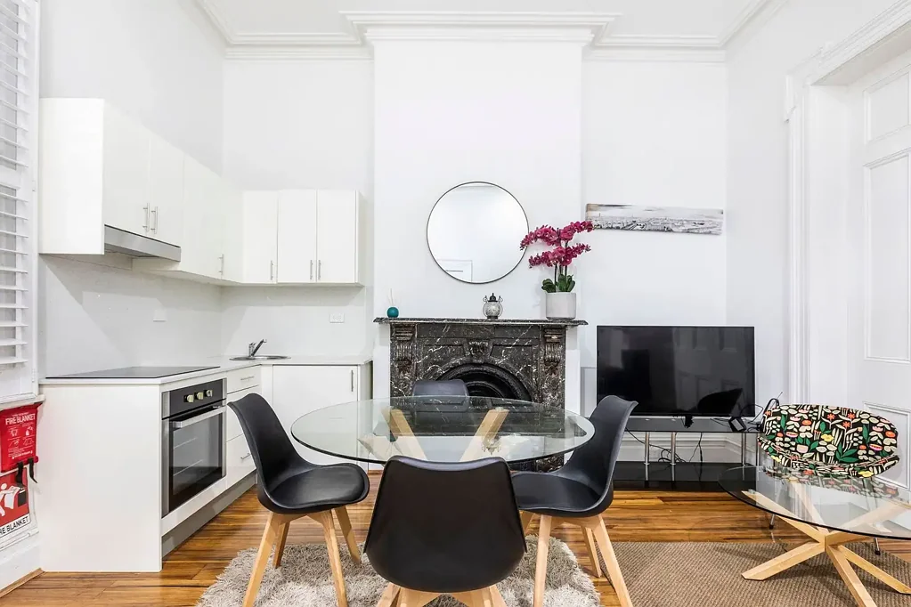 Fully furnished 1-bedroom apartment in prime Sydney location