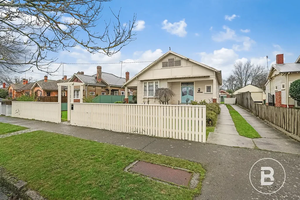 Newington 3Kwarto 'BIRCH HOUSE' - GRAND HOME ON LARGE BLOCK IN TOP LOCATION