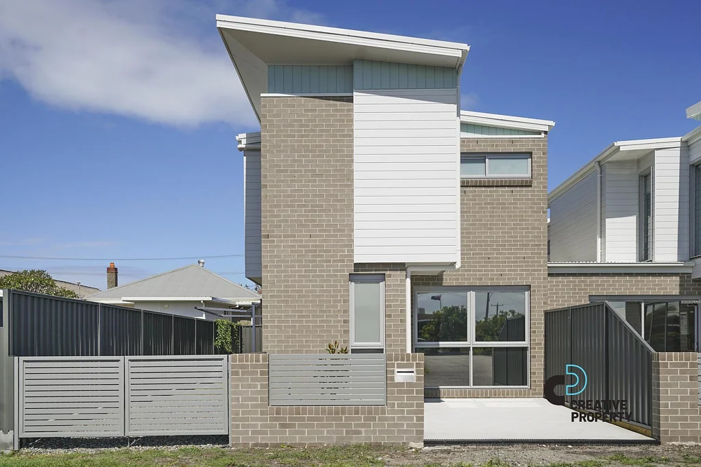 Modern Townhouse In Beachside Stockton Location
