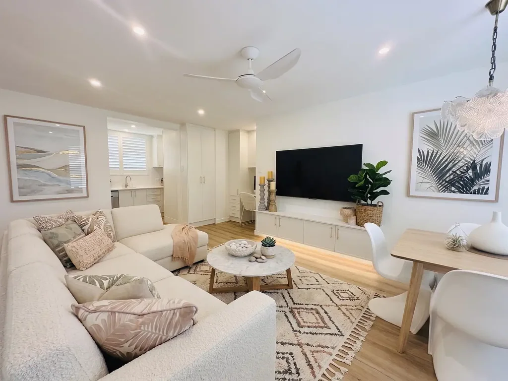 Renovated 2 Bedroom Gem Moments from Mona Vale Beach