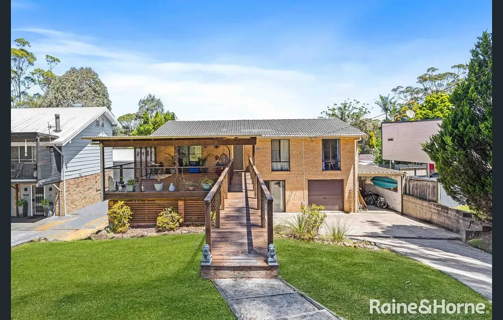 Coastal Family Home with Flexible Living in Prime Mollymook Location!