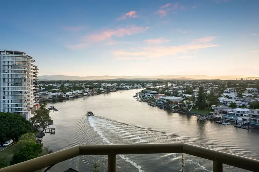 Surfers Paradise 2房  Rare Marina Living Meets Panoramic Views in Prime Coastal Position