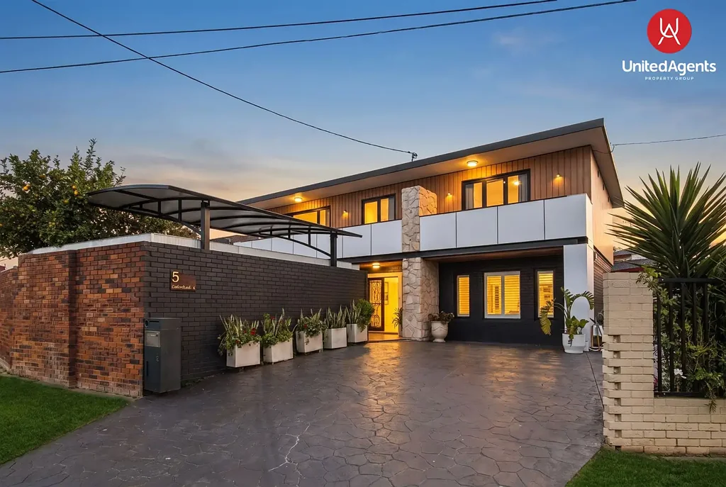 Canley Heights 4 Slaapkamer Spacious Family Sanctuary with Dual Living Potential & Resort-Style Entertaining