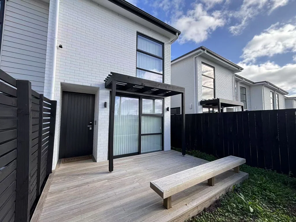 Modern 4-Bedroom Townhouse for Rent – Prime Takanini Location!