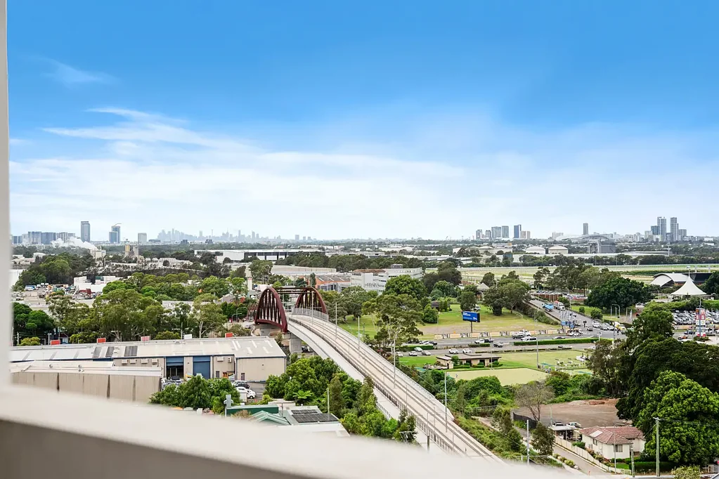 Parramatta 1房 黄金12层转角 东南朝向城市景观 东向河景阳台 现代安保大楼 轻轨正对门口 步行即达CBD Executive One‑Bedroom Apartment With Direct City Views