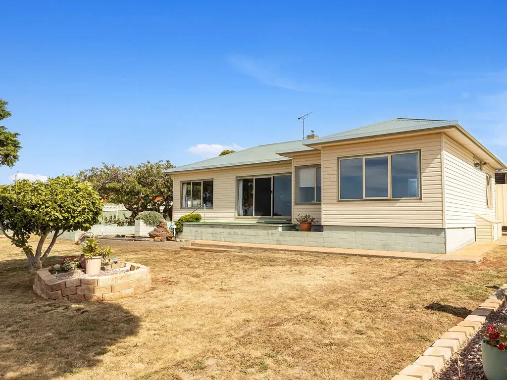 East Devonport 3房  Acreage Living with Thriving Business Opportunity & Bass Strait Views!