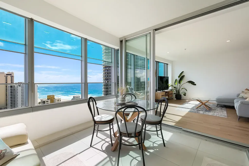 Surfers Paradise 2房  Standout Buying in Q1 - Updated, Elevated, and Ready to Go