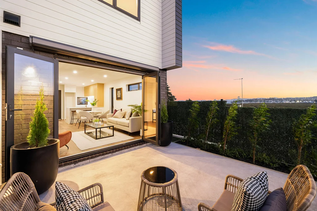 Hobsonville 2房 地段+景观=长期增值首选！优质学区，私家楼梯直通绿地/水岸，自住/投资皆宜！ A rare reserve position