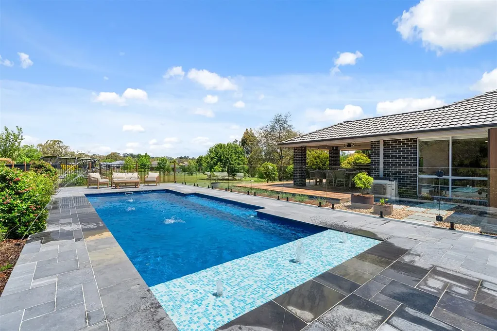 51 Farnborough Drive, Moss Vale, NSW 2577