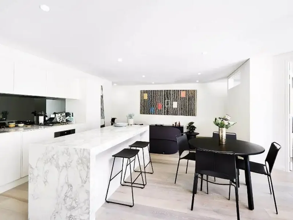 TWO BEDROOM APARTMENT WITH BALCONY, CAR SPACE & PET FRIENDLY