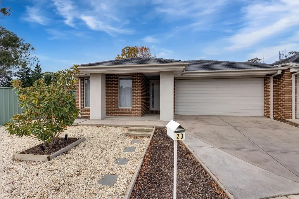 Contemporary Family Comfort in a Quiet Court Location