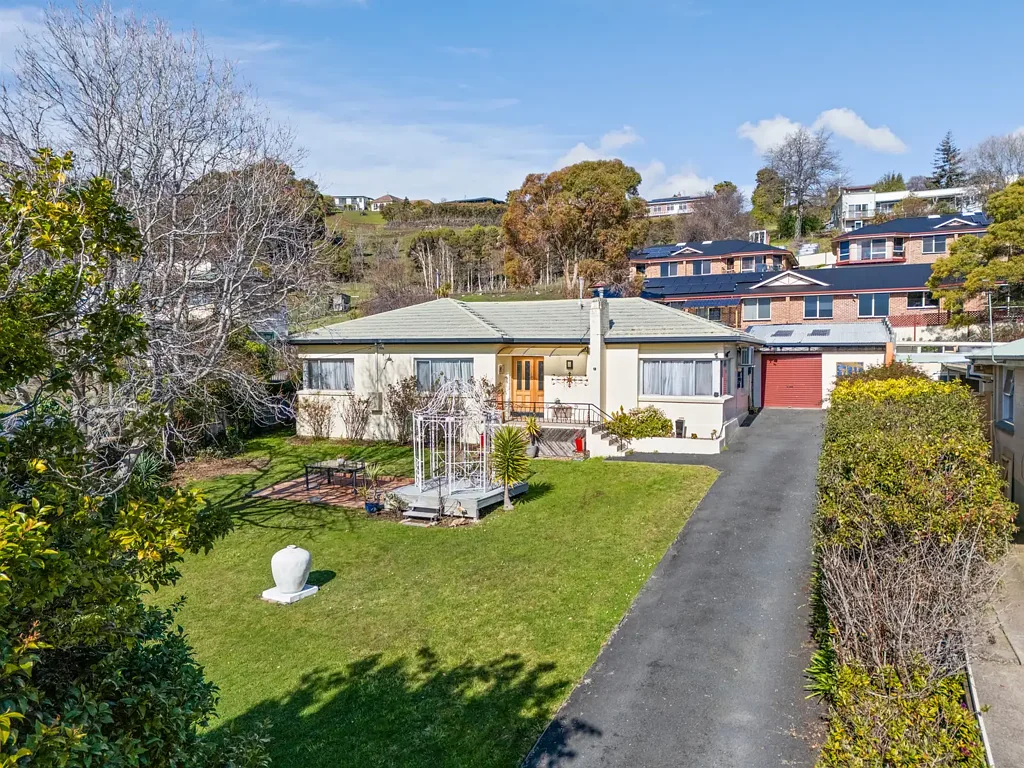 Ulverstone 3 Bedroom Spacious Family Home with Studios & Views!