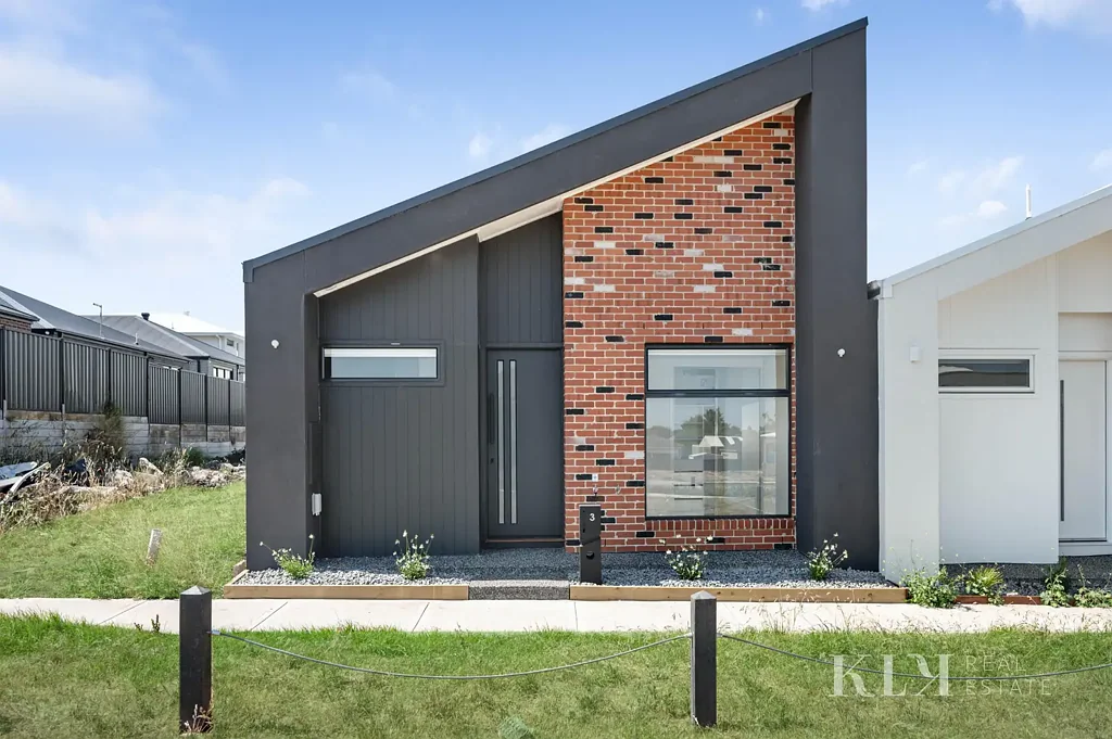 Craigieburn 3房 全新高端住宅 距Aitken Blvd仅数步 大胆现代立面 光线充足室内 设计师厨房 水瀑台面 高端电器 豪华主卧套房 私人套间 两间精装浴室 全屋高品质地板 安全双车库 全年气候控制 优越家庭区域 靠近商圈学校交通公园 Luxury, Location, Lifestyle