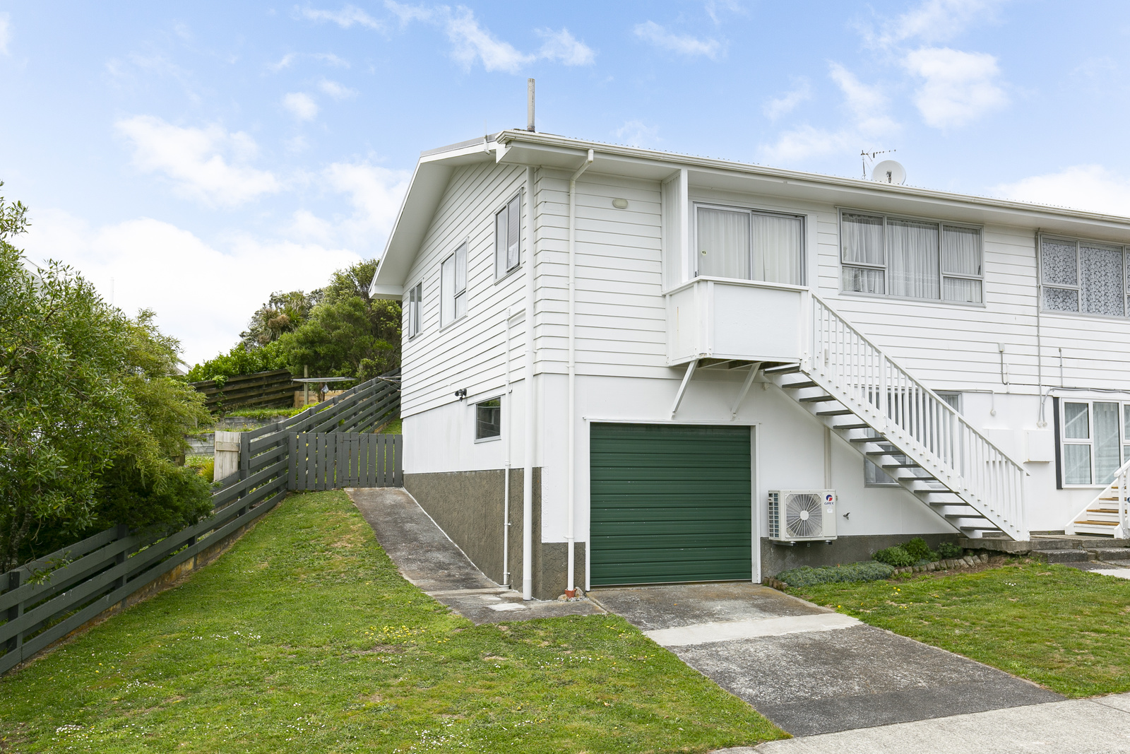 28 Colchester Crescent, Newlands, Wellington, 2 ห้องนอน, 1 ห้องน้ำ, House