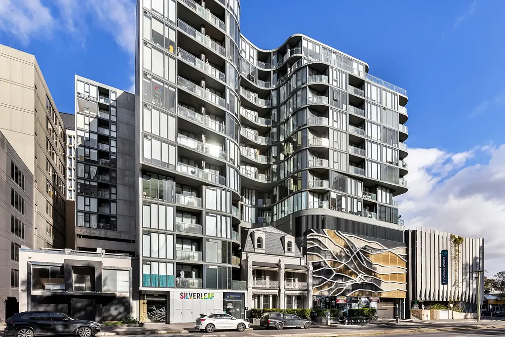 South Melbourne 2房 阳光起居露台 石台厨房电器 宽敞双人卧 设计师浴室 木地板白装 欧式洗衣房 安全停车储物 Bright, Modern & Iconic Living in the Heart of South Melbourne