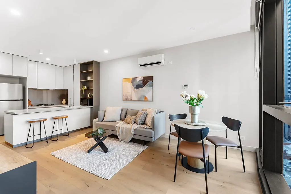 Melbourne 1 Bedroom Twinkling city lights with seductive interior