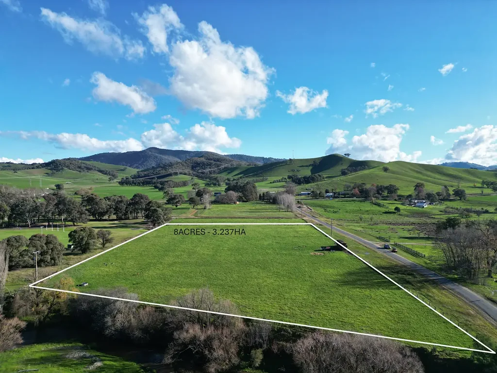 Tallangatta Valley Located in a scenic valley setting with frontage to Tallangatta Creek and adjoining a designated recreation reserve.