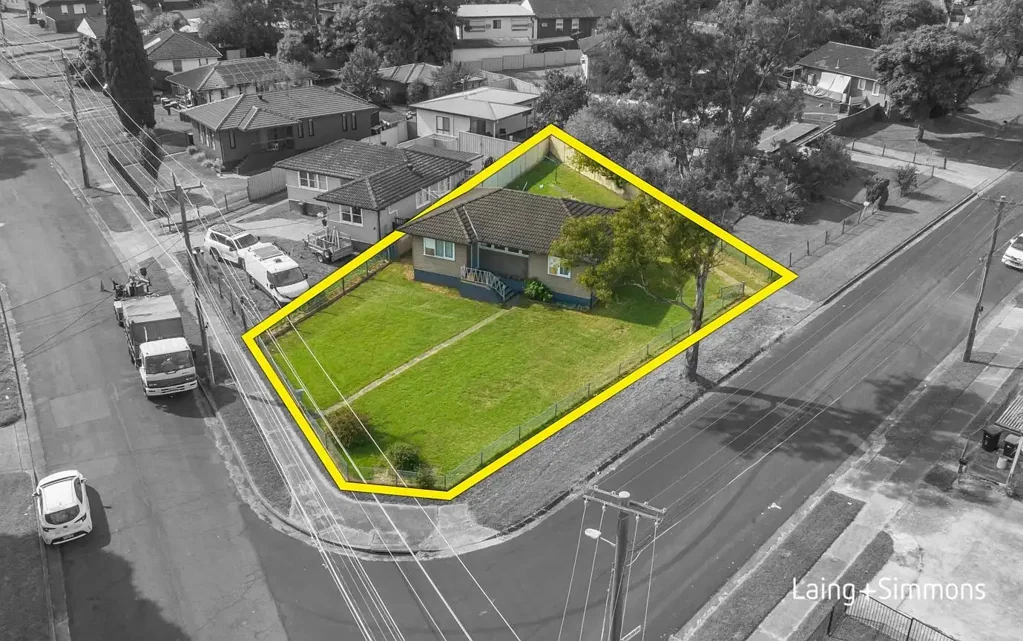 Tregear 3房 高地645平街角地块 两面临街 无树木 分割潜力 实用三卧 独立客餐 维护良厨 浴缸淋浴 后院围栏 近CBD商圈机场 Large 645sqm sub-dividable corner block!