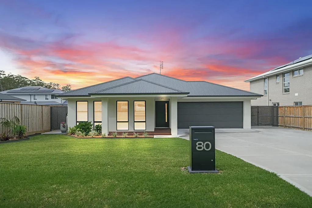 Medowie 4 Slaapkamer Put simply, customised family home on the edge of The Bower