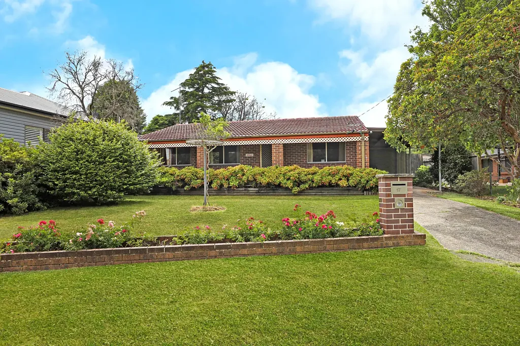 Mittagong 2침실 Solid Brick Cottage - Walk-to-Town Living With Endless Potential!