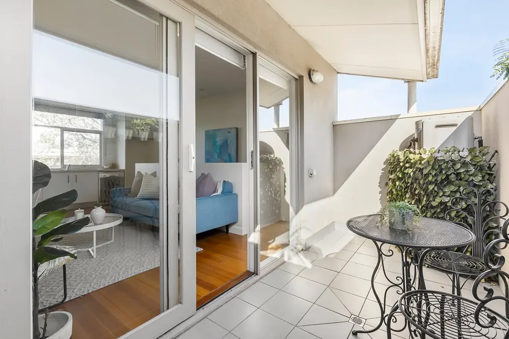 St Kilda 1ห้องนอน Modern Split-Level Apartment in a Prime St Kilda Location