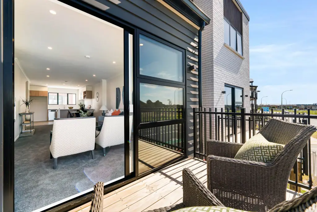 Flat Bush 4Zimmer BARGAIN TO BE HAD! LUXE FREEHOLD LIVING BY RESERVE