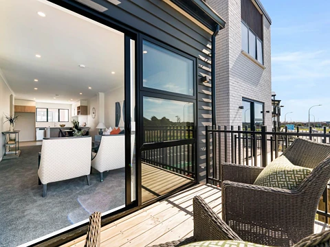 Flat Bush 4部屋 BARGAIN TO BE HAD! Freehold Living by the Reserve