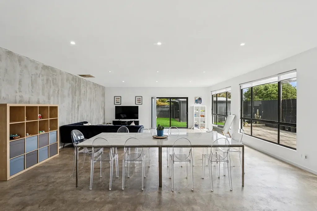 Old Noarlunga 4房  Industrial-Inspired Family Haven with Designer Flair
